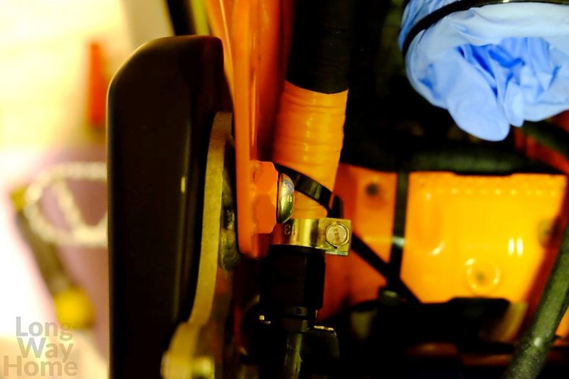 Najpierw należy wkręcić śrubę od wewnętrznej strony motocykla -New bolt should be screwed in from the inside of the motorcycle first