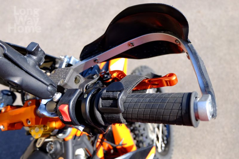 Zablokowanie hamulca koła przedniego, przy podnoszeniu tyłu motocykla - Front wheel brake locked, when back of motorcycle is lifted